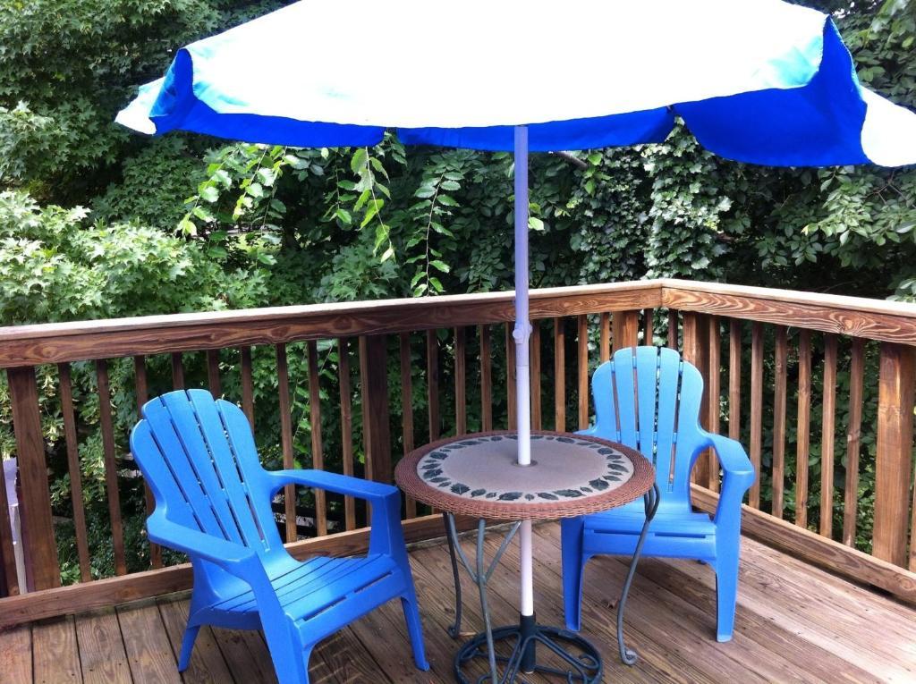 Emerald Necklace Inn Bed And Breakfast Lakewood Room photo